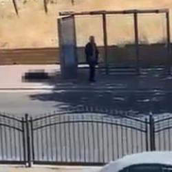 Durakta bekleyen eşini silahla vurdu