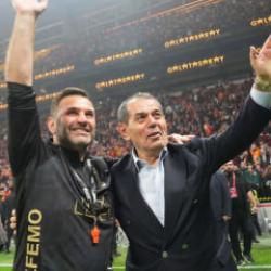 Galatasaray transferde sessizliğini bozuyor! Yıldız isim imza i&ccedil;in İstanbul'a geliyor