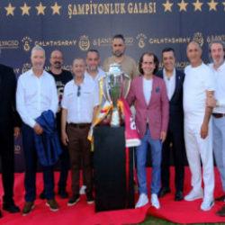Galatasaray'ın şampiyonluk kutlamalarında Fenerbah&ccedil;e'ye flaş g&ouml;nderme! Tam 30 yıl sonra...