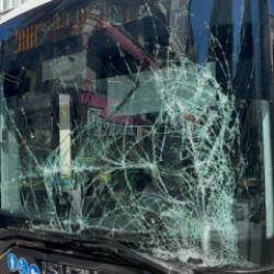 İETT otob&uuml;s&uuml; ambulansla &ccedil;arpıştı: Yaralılar var!
