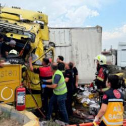 İki tır kafa kafaya &ccedil;arpıştı: 18 yaşındaki gen&ccedil;ten acı haber