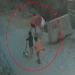 İstanbul'da vicdanları sızlatan olay: Konuşamayan otizmli &ccedil;ocuğu kanala ittiler