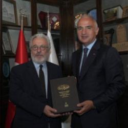 Bakan Ersoy, İslam K&uuml;lt&uuml;r, Sanat ve Tarih Araştırma Merkezi'ni ziyaret etti