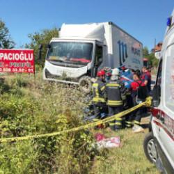 Kamyonla &ccedil;arpışan patpatın s&uuml;r&uuml;c&uuml;s&uuml; &ouml;ld&uuml;