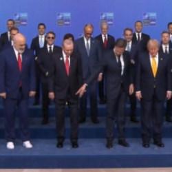 NATO Zirvesi'nde beyaz ayakkabı detayı! Rutte Trump'a g&ouml;sterdi