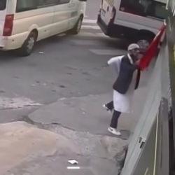 T&uuml;rk bayrağını s&ouml;k&uuml;p yere atmıştı! Yakalandı, bahanesi pes dedirtti!