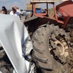 Otomobil park halindeki trakt&ouml;re &ccedil;arptı: 3 &ouml;l&uuml;, 1 yaralı
