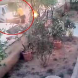 &Ouml;nce tartıştı, sonra arabayla kapıya sıkıştırdı! Dehşet anları kamerada