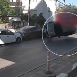 Park halindeki araca &ccedil;arpan araba takla attı