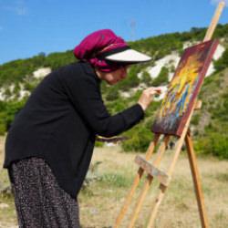 Sa&ccedil;ından fır&ccedil;a, k&ouml;m&uuml;rden boya yaptı! Ankara'nın "Şalvarlı Picasso"sundan ezber bozan azim