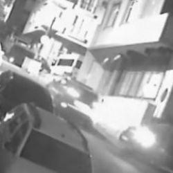 Seyir halindeki otomobilden rastgele ateş a&ccedil;an &uuml;&ccedil; kişi yakalandı