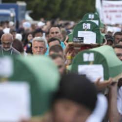 Srebrenitsa'da acı dinmiyor: Kimliği tespit edilen 10 kurban daha defnedilecek
