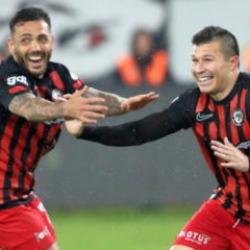 S&uuml;per Lig ekibinde b&uuml;y&uuml;k deprem! 3 oyuncunun s&ouml;zleşmesi feshedildi