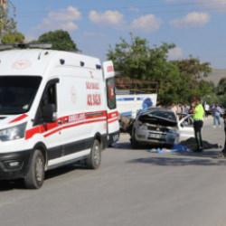 Van'da otomobil, park halindeki kamyona &ccedil;arptı: 1 &ouml;l&uuml;, 4 yaralı