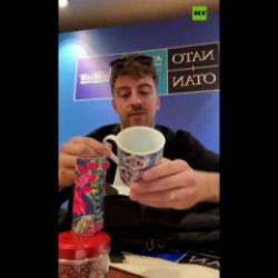 Alman gazeteci NATO'da kendisine verilen hediyeleri g&ouml;sterdi!