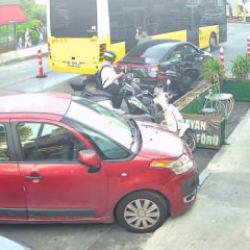 Yol kenarında kabusu yaşadı: İETT otob&uuml;s&uuml;n&uuml;n &ccedil;arptığı yaya &ouml;l&uuml;mden d&ouml;nd&uuml;