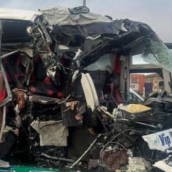 Yolcu otob&uuml;s&uuml; bariyere ve tabelaya &ccedil;arptı: 5'i ağır 15 yaralı
