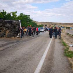Yolcu otob&uuml;s&uuml; devrildi! &Ouml;l&uuml; ve &ccedil;ok saayıda yaralı var