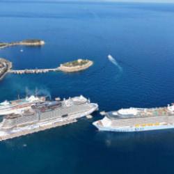 Y&uuml;zen şehirler Kuşadası'na indi: Sokaklarda adım atacak yer kalmadı!