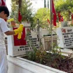  10 yaşındaki Abdullah milyonlara &ouml;rnek oldu! Şehit kabirlerini ve &ccedil;eşmeleri temizliyor