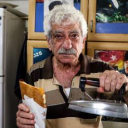15 metrekarelik d&uuml;kkanında, 50 yıldır aynı &uuml;t&uuml;yle '&uuml;t&uuml; tostu' yapıyor