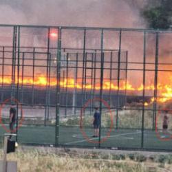 Yangın devam ederken futbol oynadılar! Bilin&ccedil;sizlik kamerada