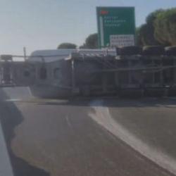 B&uuml;y&uuml;k&ccedil;ekmece'de beton tankeri devrildi: TEM Otoyolu Ankara istikameti kapandı