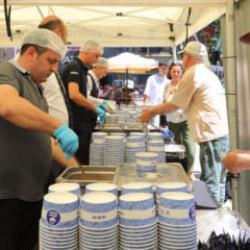 Bursa B&uuml;y&uuml;kşehir İznik'te aşure ikramında bulundu 