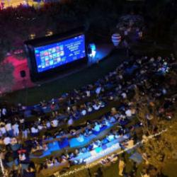 Akasya, yıldızların altında sinema keyfini yeniden yaşatıyor