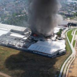 Arnavutk&ouml;y'de s&uuml;nger fabrikasında yangın