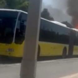 İstanbul'da korku dolu anlar! Seyir halindeki İETT otob&uuml;s&uuml; bir anda alev aldı!