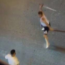Sokak ortasındaki kavgada bu kez kılı&ccedil;lar &ccedil;ekildi: Mahalle savaş alanına d&ouml;nd&uuml;