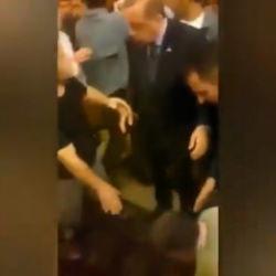 Başkan Erdoğan o s&ouml;zleri duydu, alnından &ouml;pt&uuml;: "Senin adını sayıklıyor"