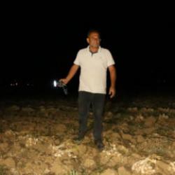 Bir yıllık emekleri i&ccedil;in sabaha kadar tarlada bekliyorlar