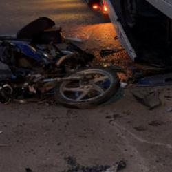 Bolu'da feci kaza! Motosiklet ile kamyonet &ccedil;arpıştı: &Ouml;l&uuml; ve yaralı var