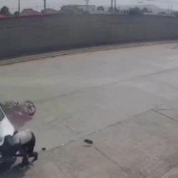 Bu kazadan yaralı kurtuldu! Otomobile &ccedil;arpıp havada takla attı