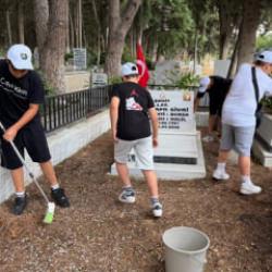 Bursa'da &ccedil;ocuklar şehitleri unutmadı: İznik Şehitliği'ni g&uuml;llerle donattılar