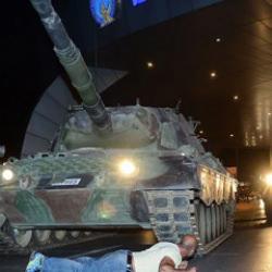 Canını hi&ccedil;e sayarak tankın &ouml;n&uuml;ne yatan kahramanın o anları hafızalar kazındı