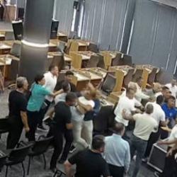 CHP'li belediye başkanı AK Partili meclis &uuml;yesinin &uuml;zerine y&uuml;r&uuml;d&uuml; ortalık karıştı
