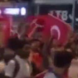 Darbeye karşı İstiklal Caddesi'nde tekbirli y&uuml;r&uuml;y&uuml;ş