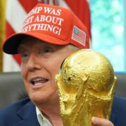 D&uuml;nya Kupası finalinde Donald Trump'a &ouml;zel cam koruma!