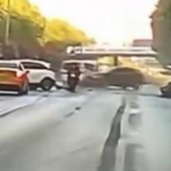 Esenler'de feci kaza! 5 ara&ccedil; birbirine b&ouml;yle girdi