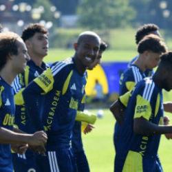 Fenerbah&ccedil;e'nin yıldızı ayrılıyor! &Uuml;lkesinin takımıyla g&ouml;r&uuml;şmeler başladı