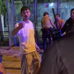 Hem polise hem muhabire saldırdılar! Eskişehir'de alkoll&uuml; s&uuml;r&uuml;c&uuml; kaosu
