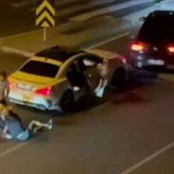 İstanbul Başakşehir'de trafik ter&ouml;r&uuml;: Bir s&uuml;r&uuml;c&uuml; dakikalarca yerde darbedildi