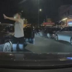 Kamerayı g&ouml;r&uuml;nce ne yapacağını şaşırdı! Yol kesen magandaya ceza yağdı