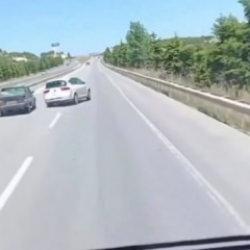 Petrol istasyonundan &ccedil;ıkıp sol şeride kırdı! Ucuz atlatılan facia kamerada