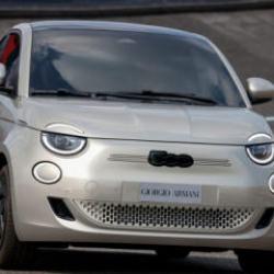 Sınırlı sayıda Fiat 500e Giorgio Armani Collector's Edition yeniden T&uuml;rkiye'de!