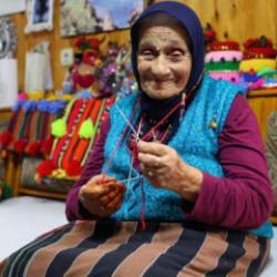 Trabzonlu 89 yaşındaki Selfinaz nine el emeği &uuml;r&uuml;nleriyle g&ouml;n&uuml;lleri fethediyor