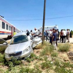 Tren, hemzemin ge&ccedil;itte otomobile &ccedil;arptı: 3 yaralı